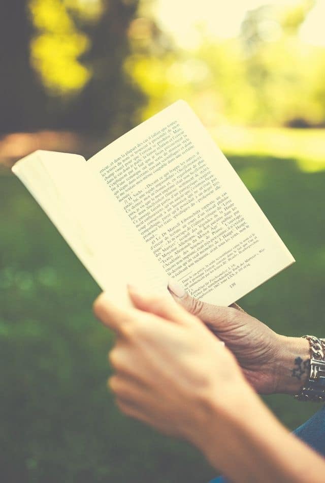 homme lisant un livre
